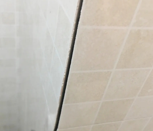乌兰瓷砖空鼓维修公司分享阳台瓷砖脱落的修复过程可以分为以下几个步骤