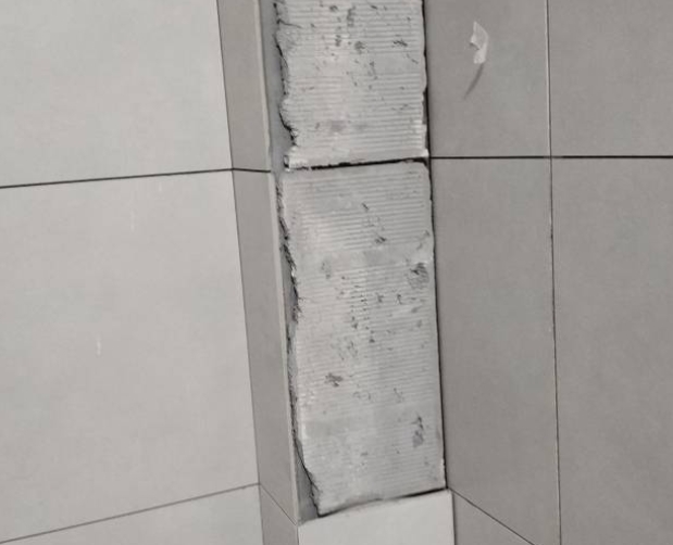 乌兰瓷砖空鼓维修公司分享下瓷砖施工前基层浇水润湿程度不足，可能导致以下问题